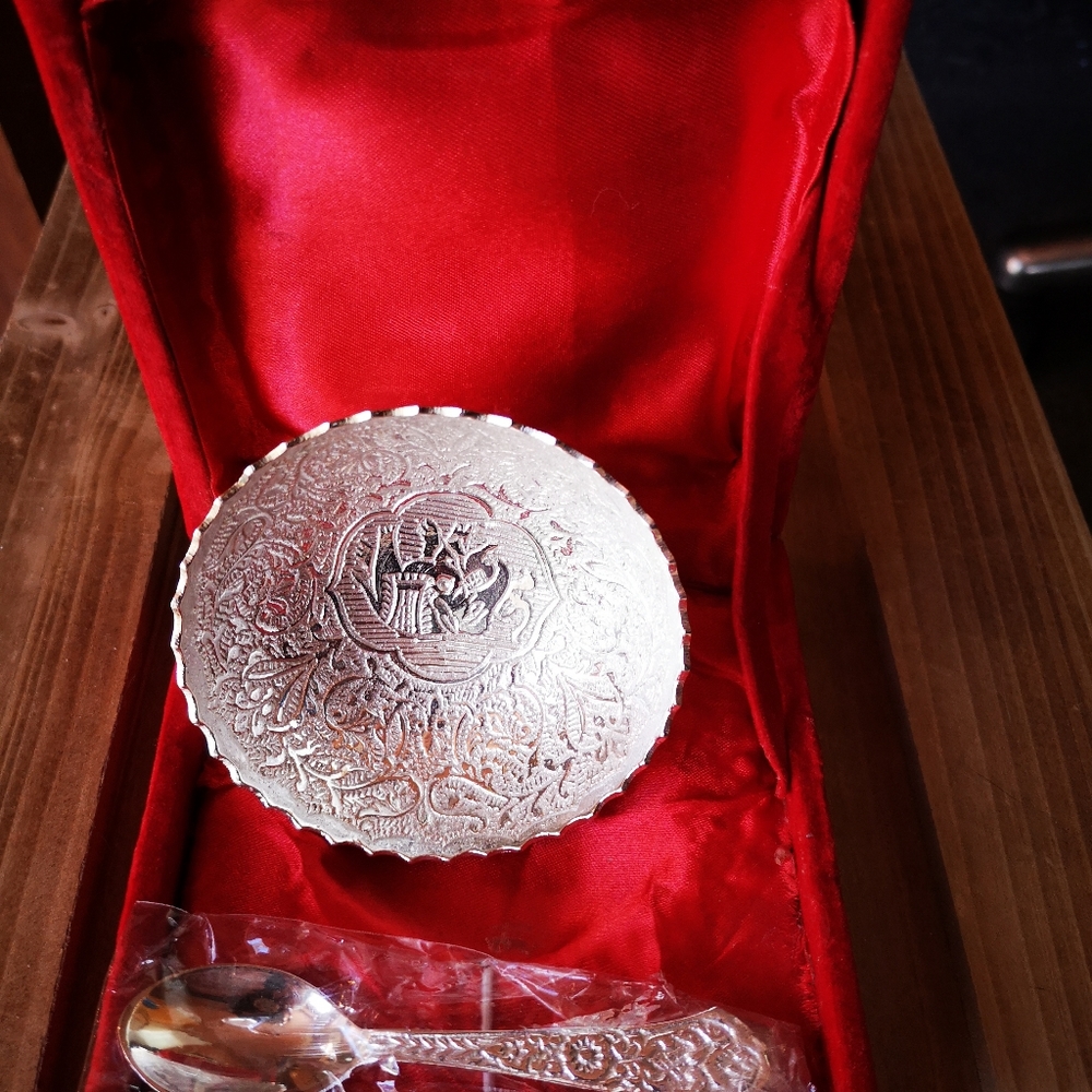 Salt bowl with spoon.
